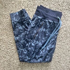 Athleta Trekkie North Printed Jogger in Ethereal Bloom Cottage Blue Size 8